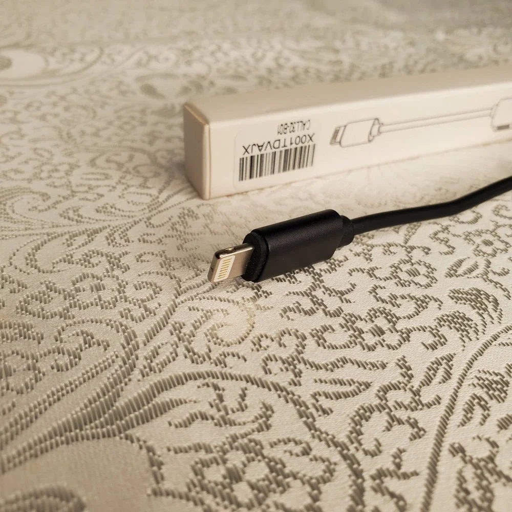 L32‎ 8-pin connector to 3.5mm Headphone Jack Adapter for i Phone CALL32-B01
